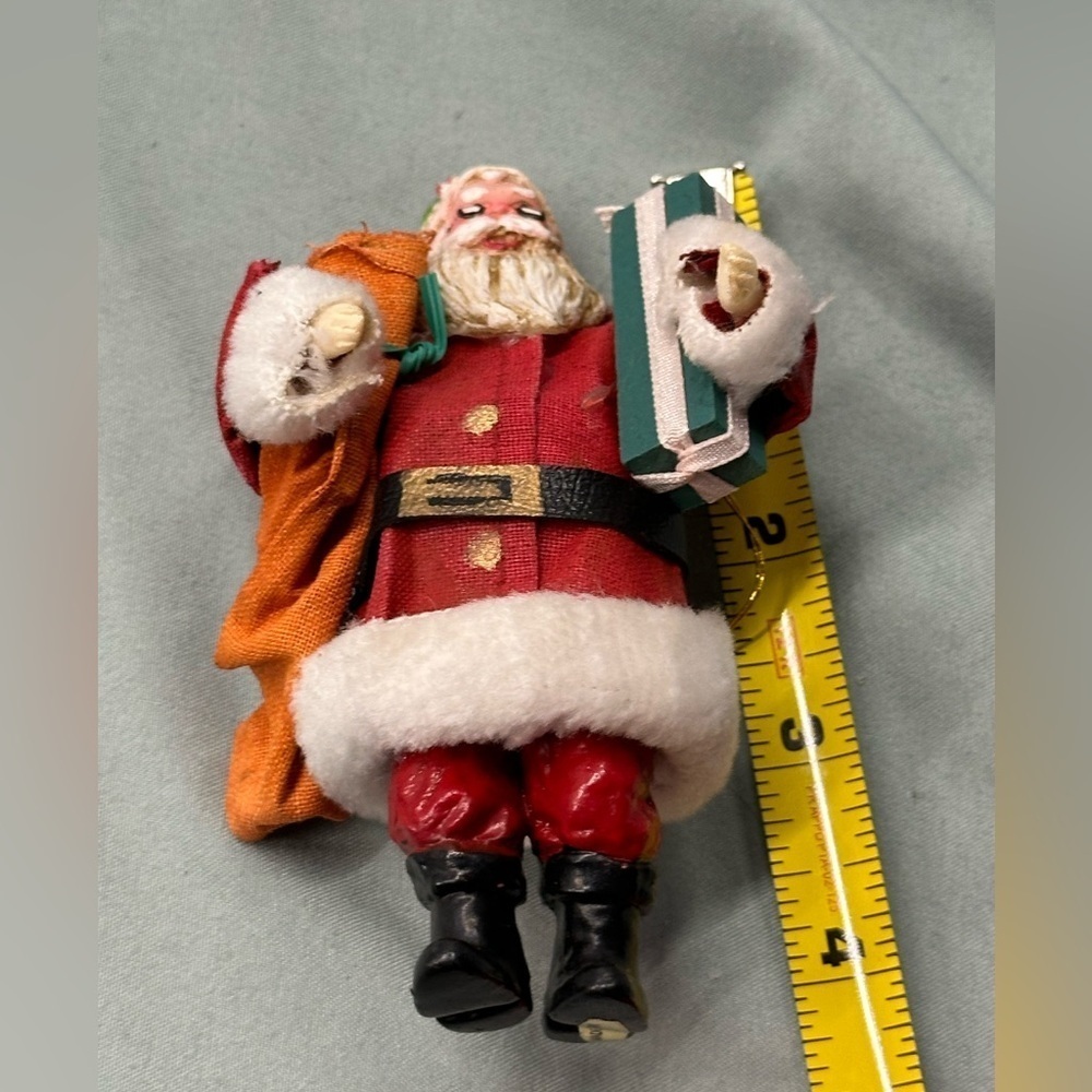 Vintage fabric ornament of Santa carrying gifts. Very good details! - Picture 5 of 7